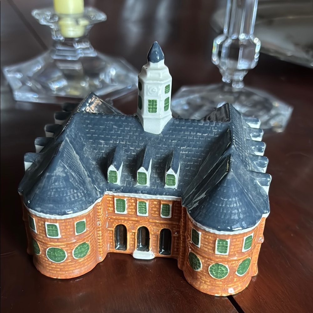 Williamsburg Delft miniature of the Capitol Building